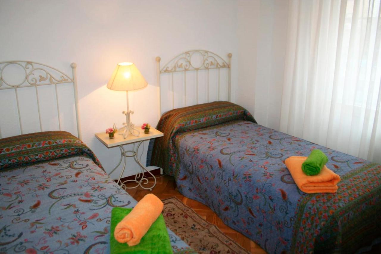 Alojamiento Adelfas Appartement Madrid Buitenkant foto
